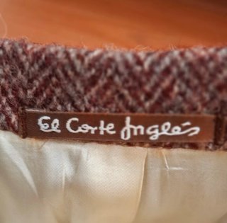 Chaqueta larga de lana marrón en patrón de espiga.