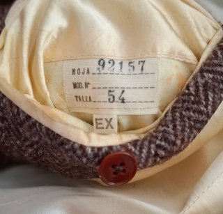 Chaqueta larga de lana marrón en patrón de espiga.