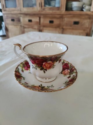 Taza y platillo Royal Albert Old Country Roses