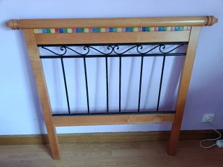 Cabecero de madera con detalles