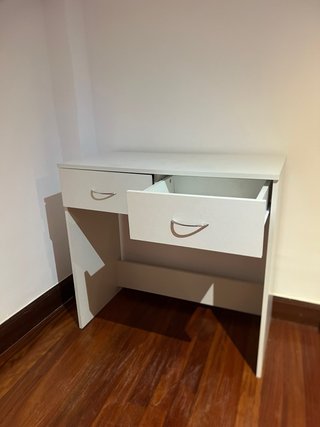 Mesa de dormitorio blanca con 2 cajones