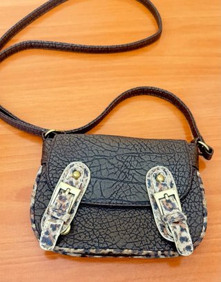 Bolso pequeño marrón y multicolor