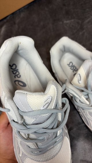 Zapatillas ASICS grises y blancas