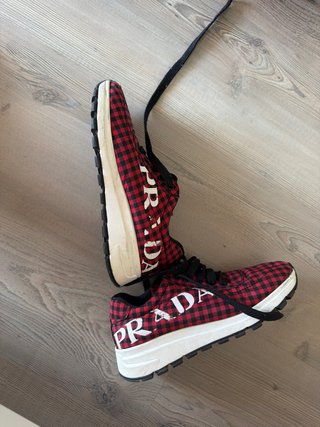 Prada Zapatillas a cuadros rojo y blanco