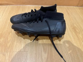 Botas de fútbol para césped negras