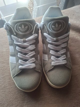 Zapatillas Adidas Grises y Blancas