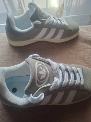 Zapatillas Adidas Grises y Blancas