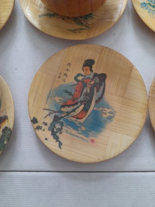 Platitos decorativos de bambú y 2 vasos de roble.