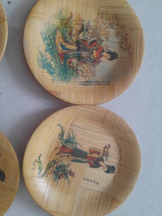 Platitos decorativos de bambú y 2 vasos de roble.