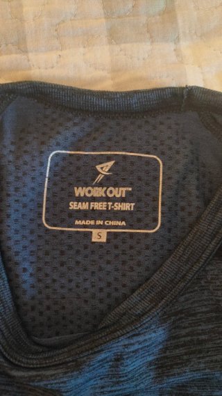 Camiseta deportiva azul y gris