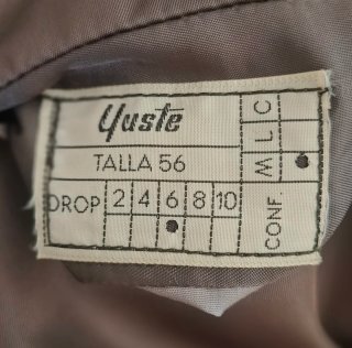 Chaqueta de lana azul elegante de diseño clásico.