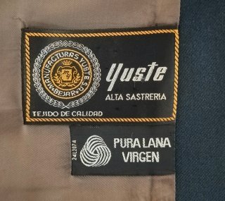 Chaqueta de lana azul elegante de diseño clásico.