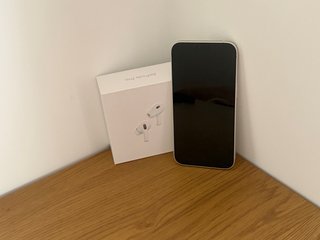 iPhone 13 Apple, junto con airpods sin  usar .