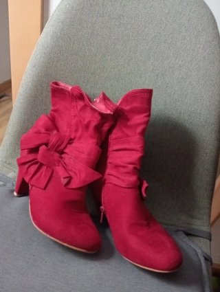 Botines rojos con lazo