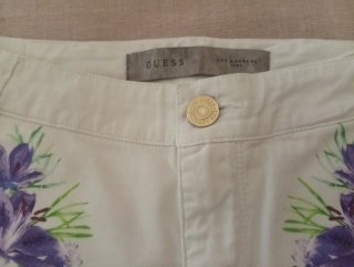 Bermuda Guess Flores Moradas y Blancas