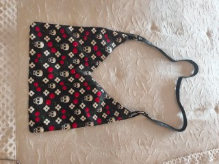Bolso con calaveras y cerezas