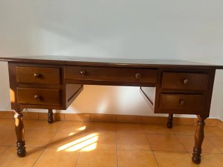 Mesa de despacho de madera