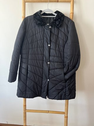Chaqueta negra con cuello de pelo