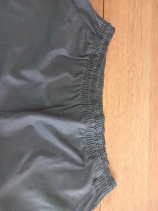 Pantalón corto deportivo Adidas gris hombre