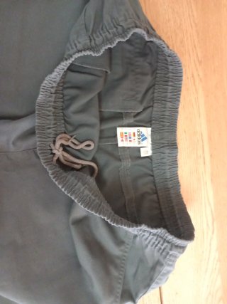 Pantalón corto deportivo Adidas gris hombre