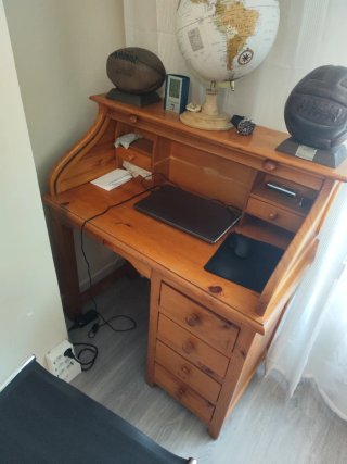 Escritorio de madera con persiana