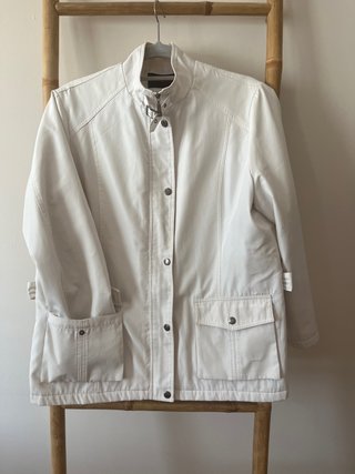 Chaqueta blanca estilo casual