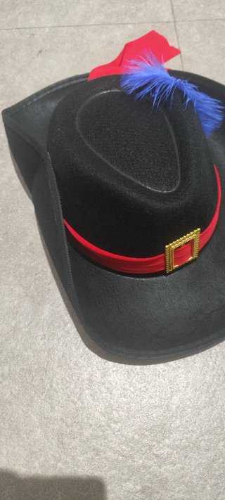Sombrero mosquetero negro con pluma azul
