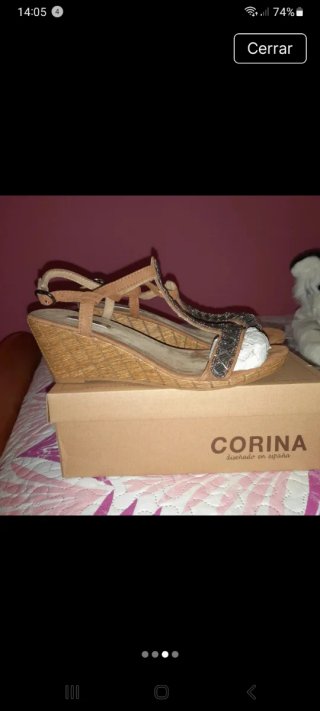 Sandalias marrones y doradas usadas una vez