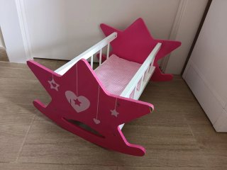 Cuna de muñeca de madera rosa