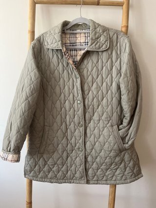 Chaqueta acolchada verde con forro de cuadros