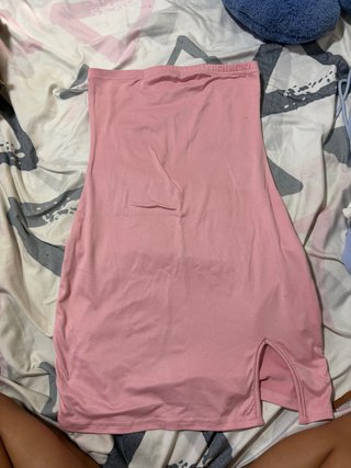 Vestido rosa sin tirantes con abertura