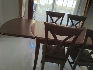 Sillas de comedor de madera y mesa extensible.