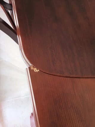 Sillas de comedor de madera y mesa extensible.