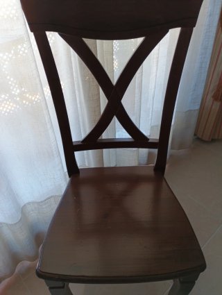 Sillas de comedor de madera y mesa extensible.