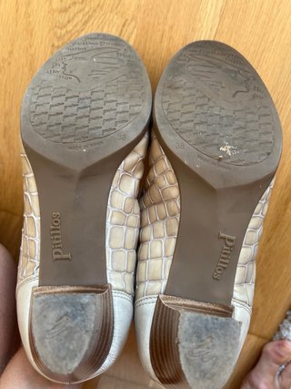 Zapatos de tacón elegantes beige y oro
