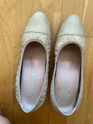 Zapatos de tacón elegantes beige y oro