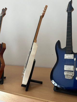 Lote figuras guitarras decorativas
