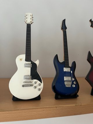 Lote figuras guitarras decorativas