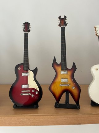 Lote figuras guitarras decorativas