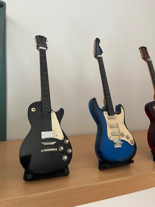 Lote figuras guitarras decorativas