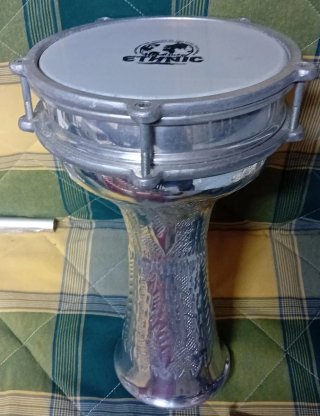 Darbuka de aluminio con grabados en relieve.