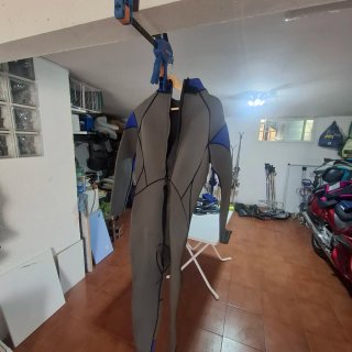 3 Traje de neopreno para buceo.