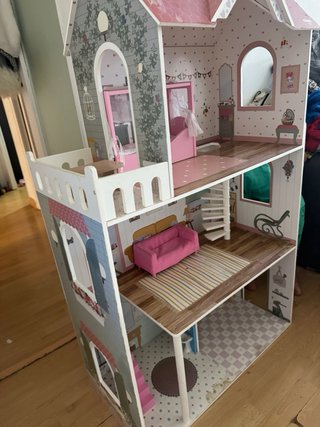 Casita de muñecas de madera