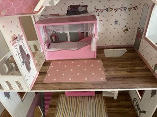 Casita de muñecas de madera