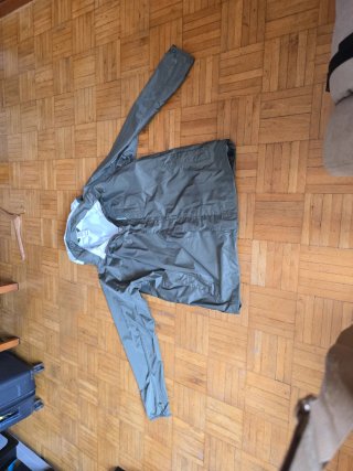 Impermeable hombre verde