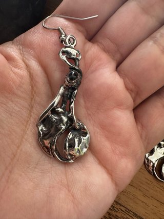 Aretes artesanales de estilo gótico / brutalista.