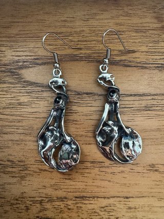 Aretes artesanales de estilo gótico / brutalista.