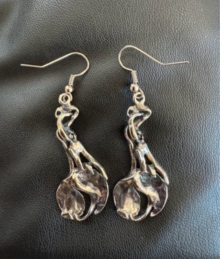 Aretes artesanales de estilo gótico / brutalista.