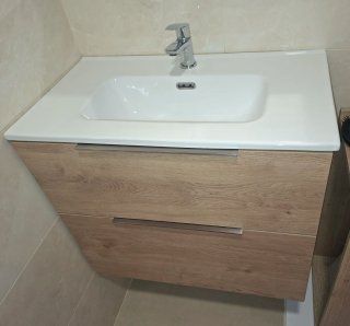 Mueble de baño con lavabo de cerámica