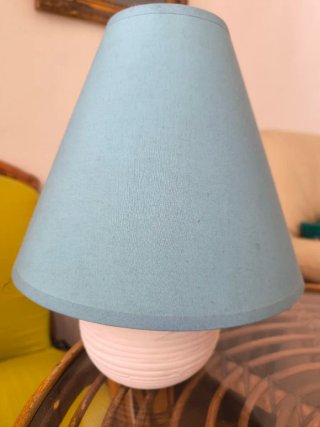 Lámpara de mesa azul y blanca